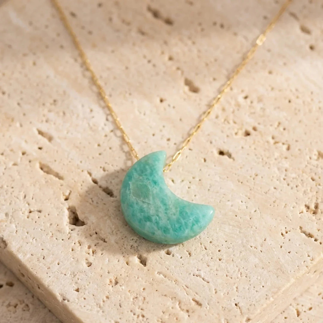 Pendentif Lune en Amazonite - Sérénité Émotionnelle