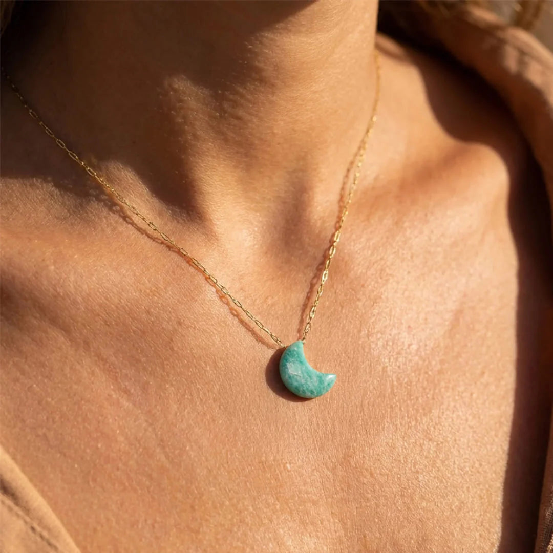 Pendentif Lune en Amazonite - Sérénité Émotionnelle