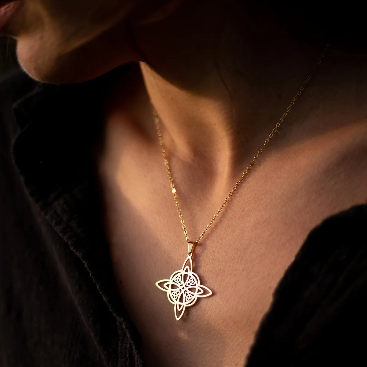 Collier Pendentif "Protection Sacrée" en Nœud de Sorcière