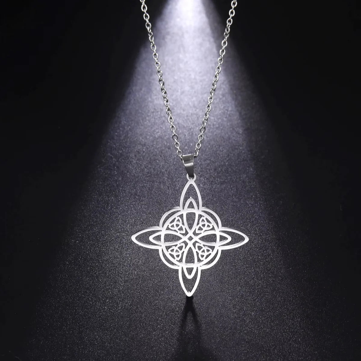 Collier Pendentif "Protection Sacrée" en Nœud de Sorcière