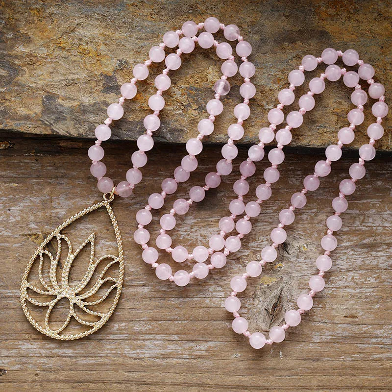 Collier Mala "Rosée d’Amour" en Quartz Rose & Lotus Doré