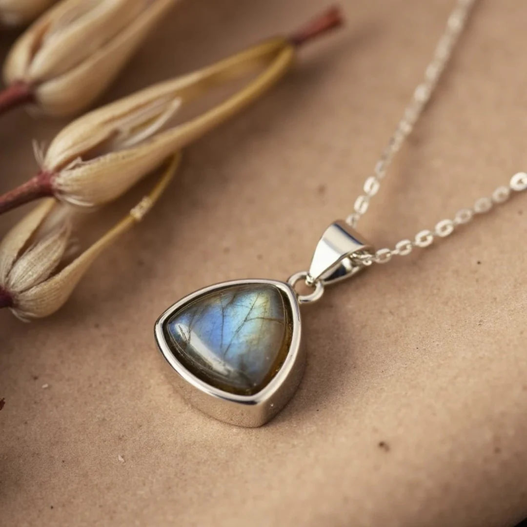 Collier pendentif "Vibration Protectrice" en Labradorite
