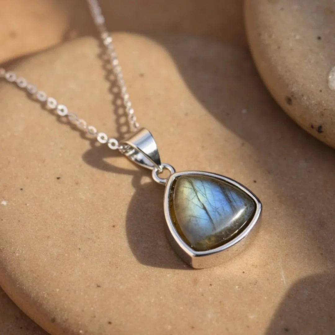 Collier pendentif "Vibration Protectrice" en Labradorite