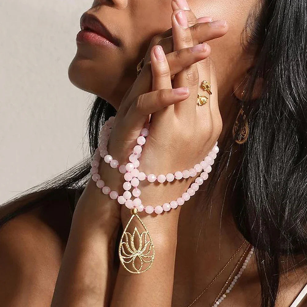 Collier Mala "Rosée d’Amour" en Quartz Rose & Lotus Doré