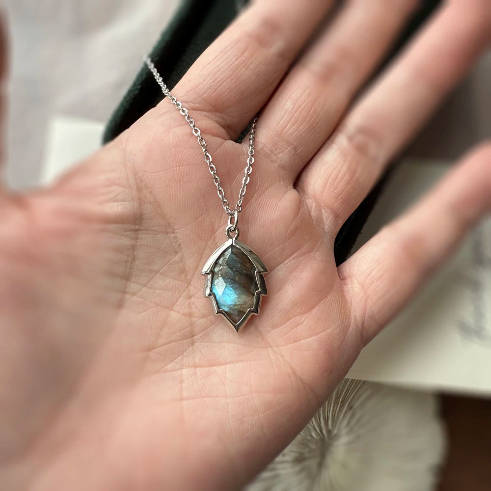 Collier et son Pendentif en Labradorite - Feuille Minérale