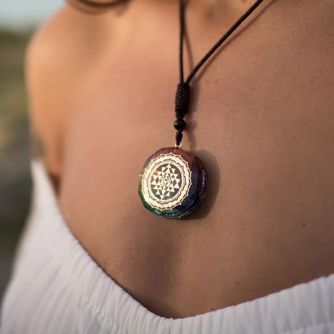 Pendentif Orgonite en Pierres Naturelles - Sri Yantra & 7 Chakras