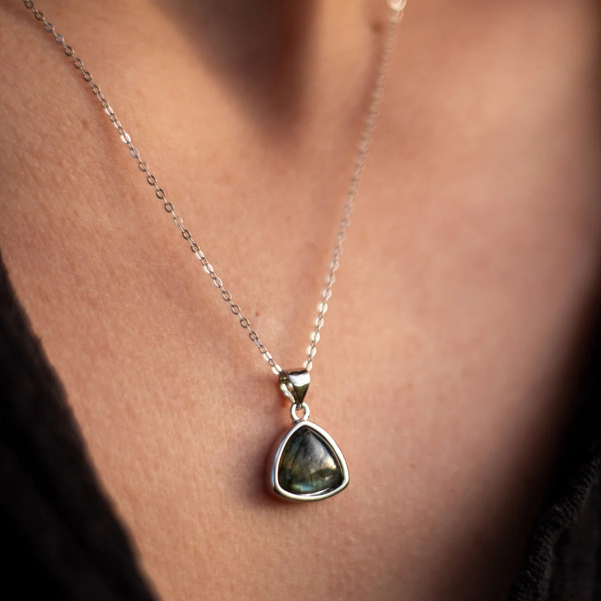 Collier pendentif "Vibration Protectrice" en Labradorite