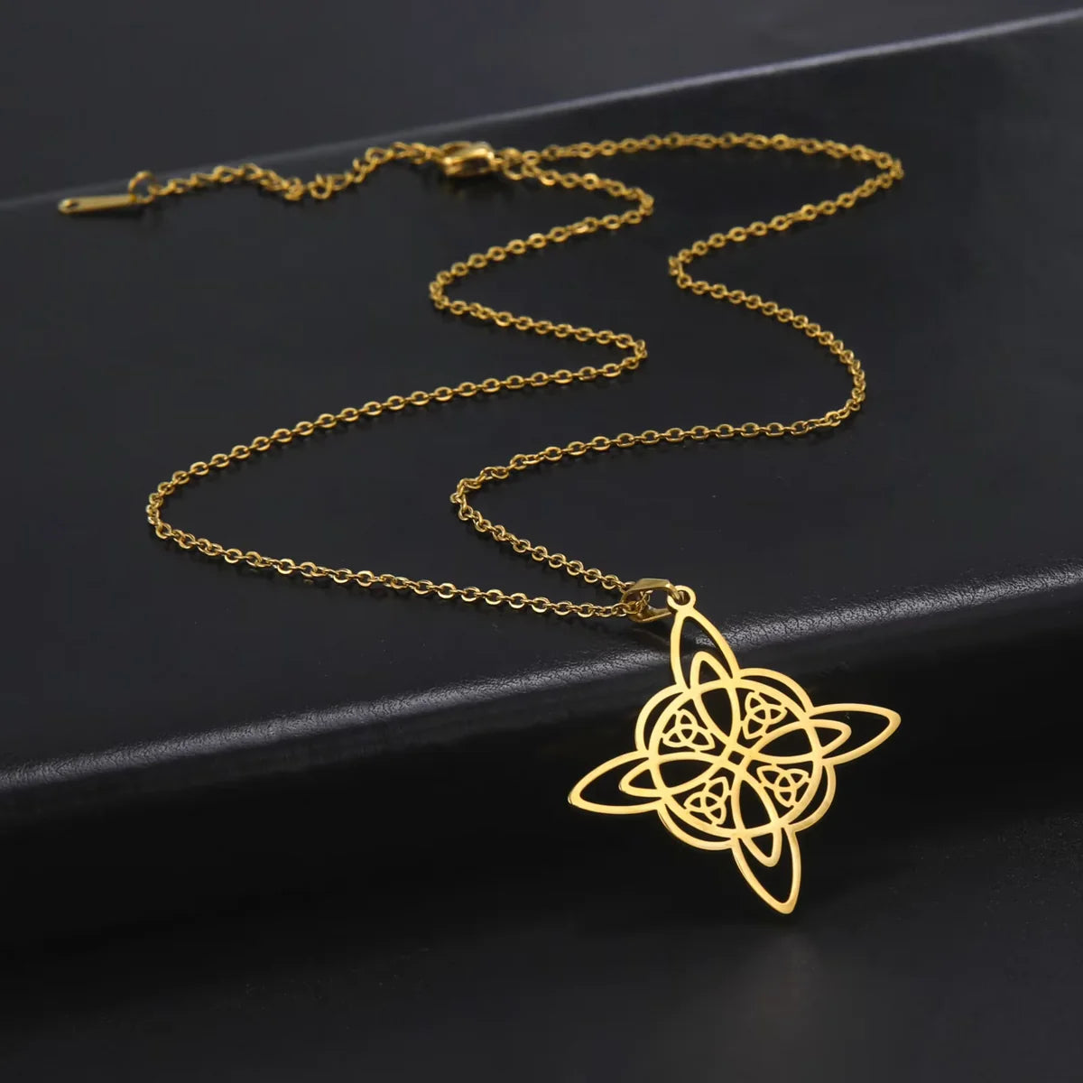 Collier Pendentif "Protection Sacrée" en Nœud de Sorcière