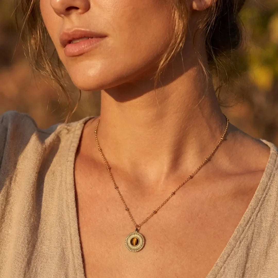 Pendentif en Œil de Tigre Doré - Énergie Souveraine