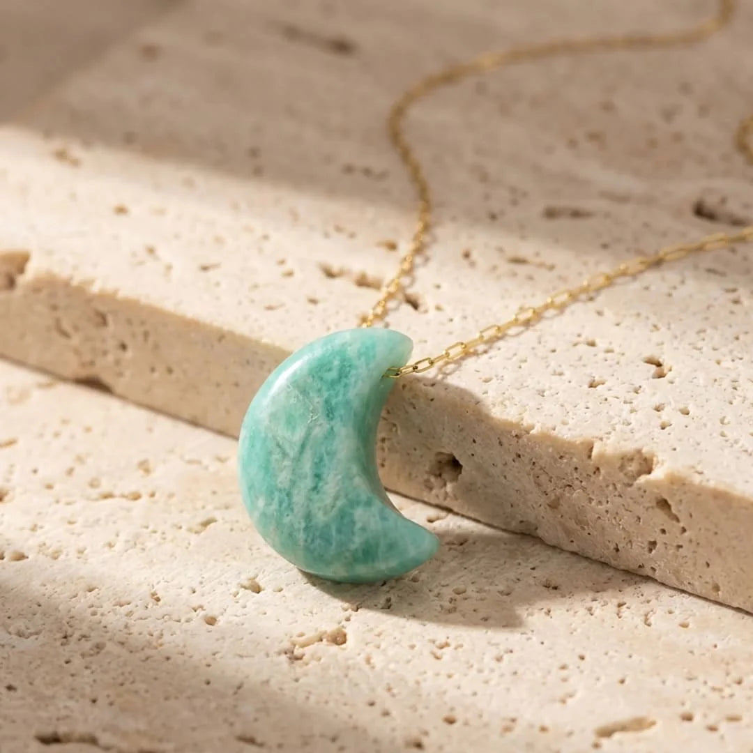 Pendentif Lune en Amazonite - Sérénité Émotionnelle