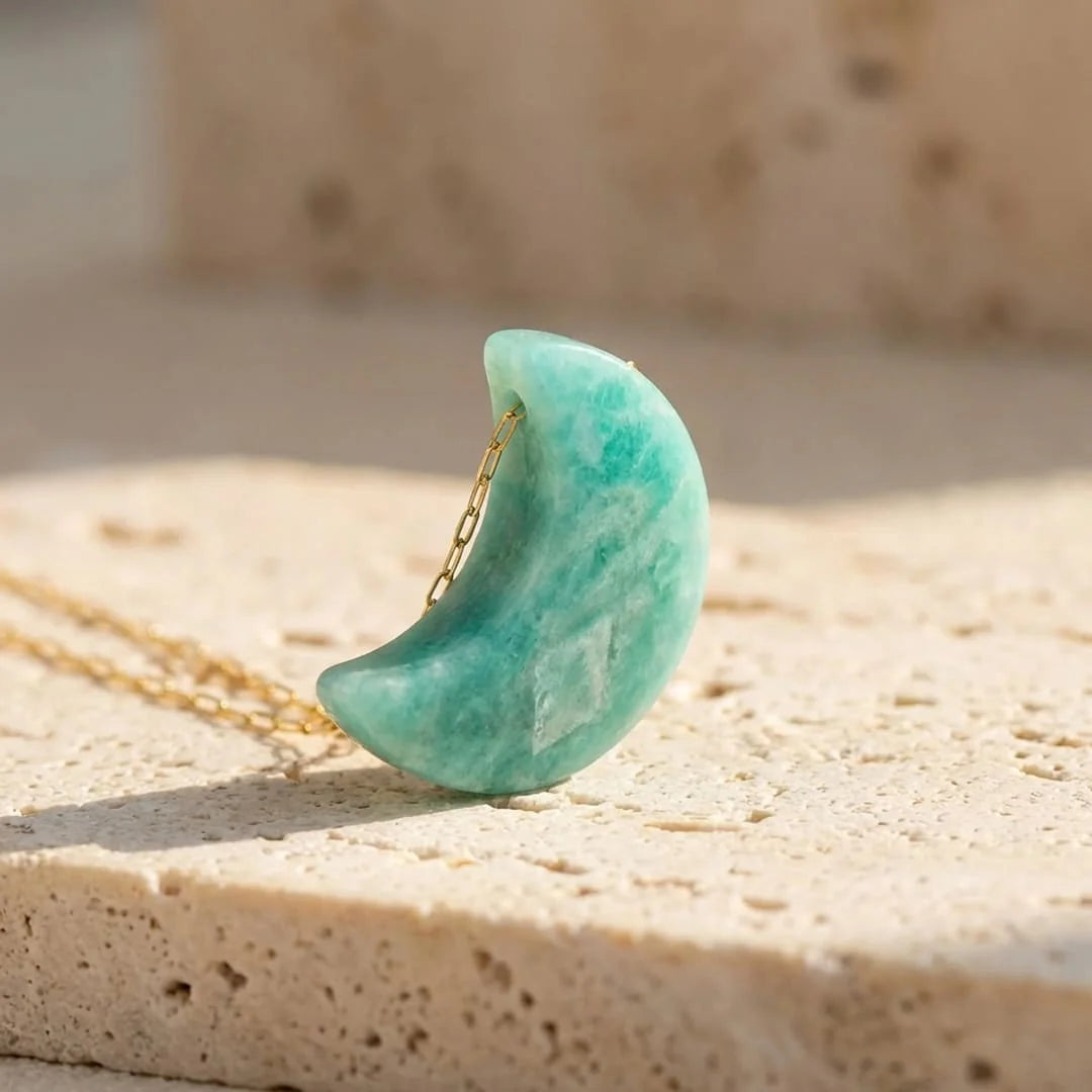 Pendentif Lune en Amazonite - Sérénité Émotionnelle
